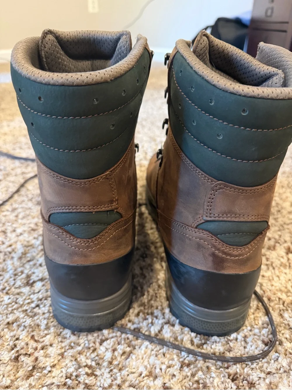 LOWA Men’s bighorn hunter G3 GTX  Waterproof Hiking Boots size 11.5